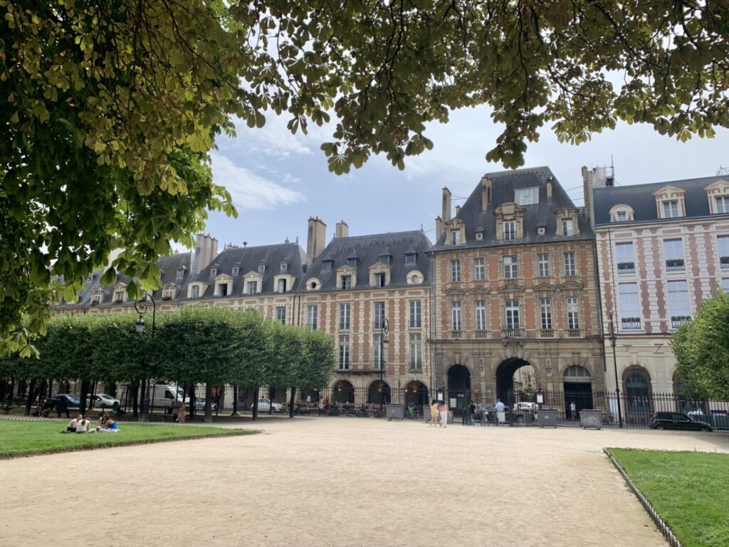 Place des Vosges Marais District Paris